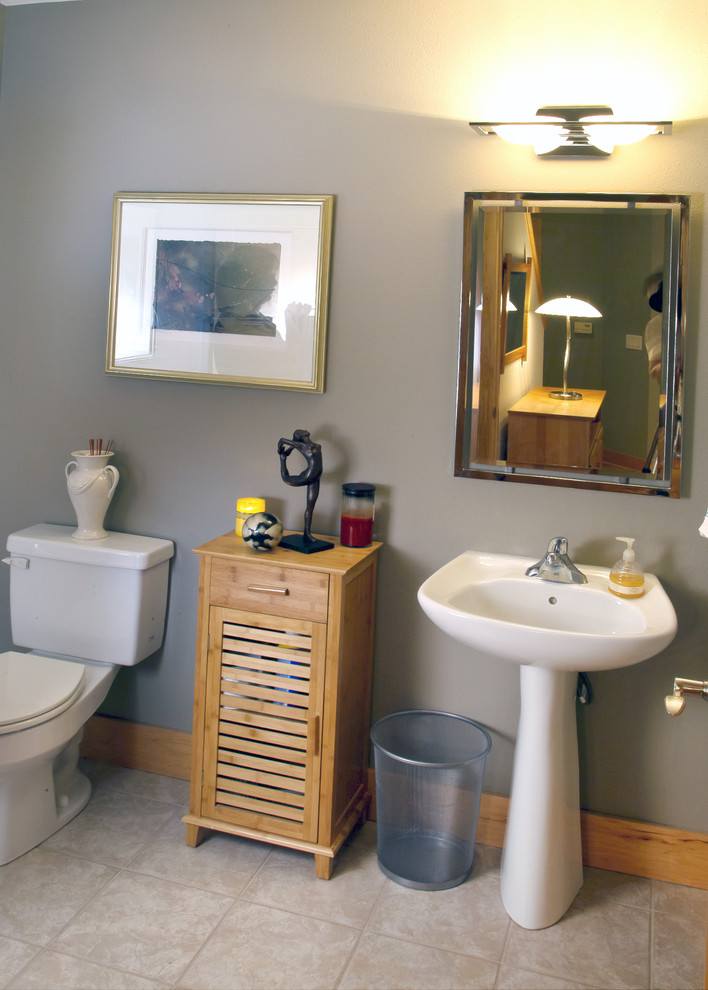 Réalisation d'une salle de bain design en bois brun avec un lavabo de ferme, un placard à porte persienne, WC séparés, un carrelage beige et des carreaux de porcelaine.