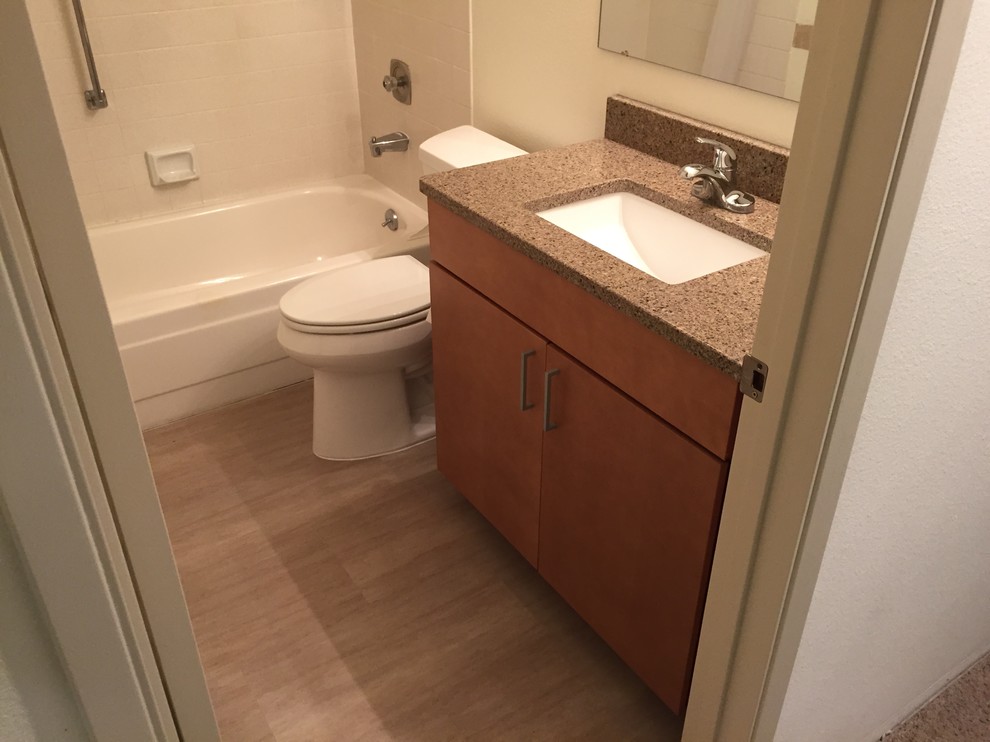 Exemple d'une petite salle d'eau chic en bois brun avec un placard à porte plane, une baignoire en alcôve, un combiné douche/baignoire, WC séparés, un mur beige, un sol en vinyl, un lavabo encastré, un plan de toilette en granite, un sol marron, une cabine de douche avec un rideau et un plan de toilette marron.