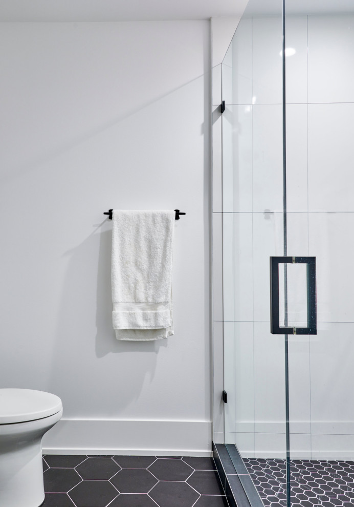 Foto på ett mellanstort funkis vit en-suite badrum, med orange skåp, svart och vit kakel, granitbänkskiva, en kantlös dusch, vita väggar, klinkergolv i keramik, ett nedsänkt handfat, svart golv och dusch med gångjärnsdörr