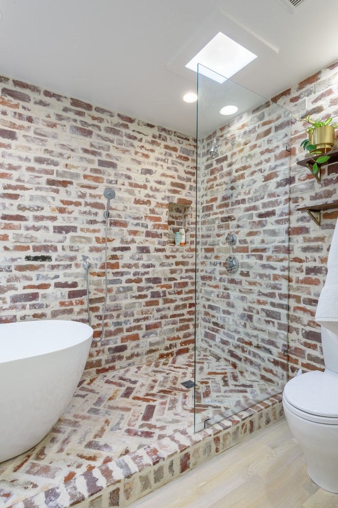 ダラスにある低価格の小さなコンテンポラリースタイルのおしゃれなマスターバスルーム (フラットパネル扉のキャビネット、白いキャビネット、置き型浴槽、シャワー付き浴槽	、分離型トイレ、マルチカラーのタイル、マルチカラーの壁、淡色無垢フローリング、コンソール型シンク、大理石の洗面台、ベージュの床、オープンシャワー) の写真