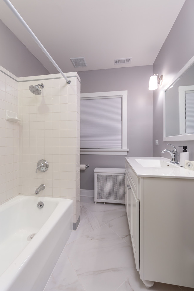 Idéer för att renovera ett mellanstort vintage en-suite badrum, med en dusch/badkar-kombination, vit kakel, skåp i shakerstil, vita skåp, ett badkar i en alkov, en toalettstol med separat cisternkåpa, keramikplattor, lila väggar, marmorgolv, ett integrerad handfat och marmorbänkskiva