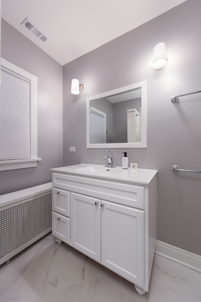 Idéer för ett mellanstort klassiskt en-suite badrum, med skåp i shakerstil, vita skåp, ett badkar i en alkov, en dusch/badkar-kombination, en toalettstol med separat cisternkåpa, vit kakel, keramikplattor, lila väggar, marmorgolv, ett integrerad handfat och marmorbänkskiva