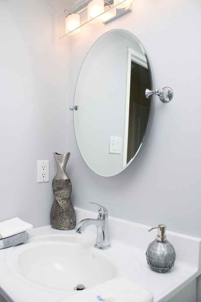 Kleines Klassisches Badezimmer mit flächenbündigen Schrankfronten, weißen Schränken, Eckdusche, Toilette mit Aufsatzspülkasten, beigen Fliesen, grauer Wandfarbe und Unterbauwaschbecken in Toronto