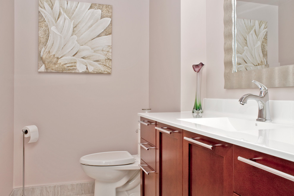 Idées déco pour une petite salle de bain classique en bois brun avec un placard à porte shaker, WC séparés, un mur rose et un lavabo intégré.