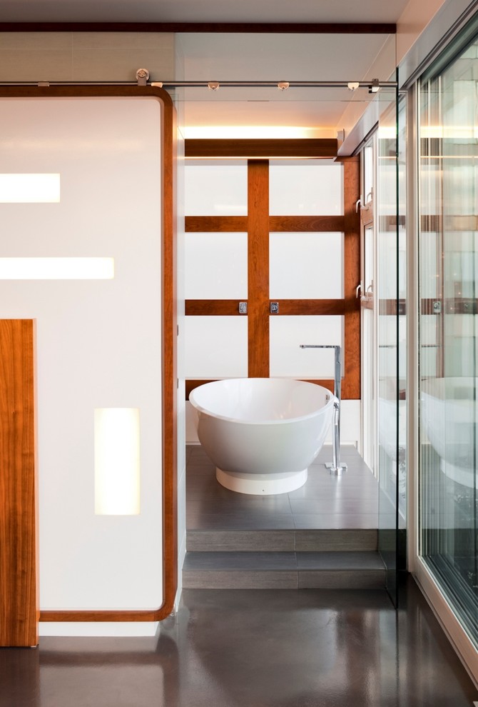 Foto di una stanza da bagno contemporanea con vasca freestanding