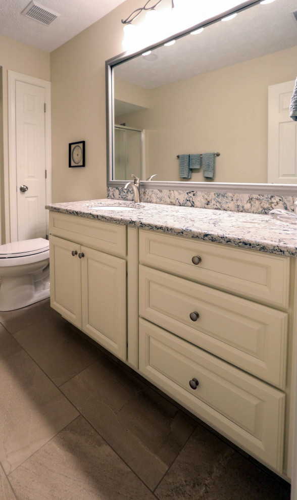Foto de cuarto de baño principal, único y de pie tradicional renovado de tamaño medio con armarios con paneles con relieve, puertas de armario blancas, lavabo integrado, encimera de cuarzo compacto y encimeras beige