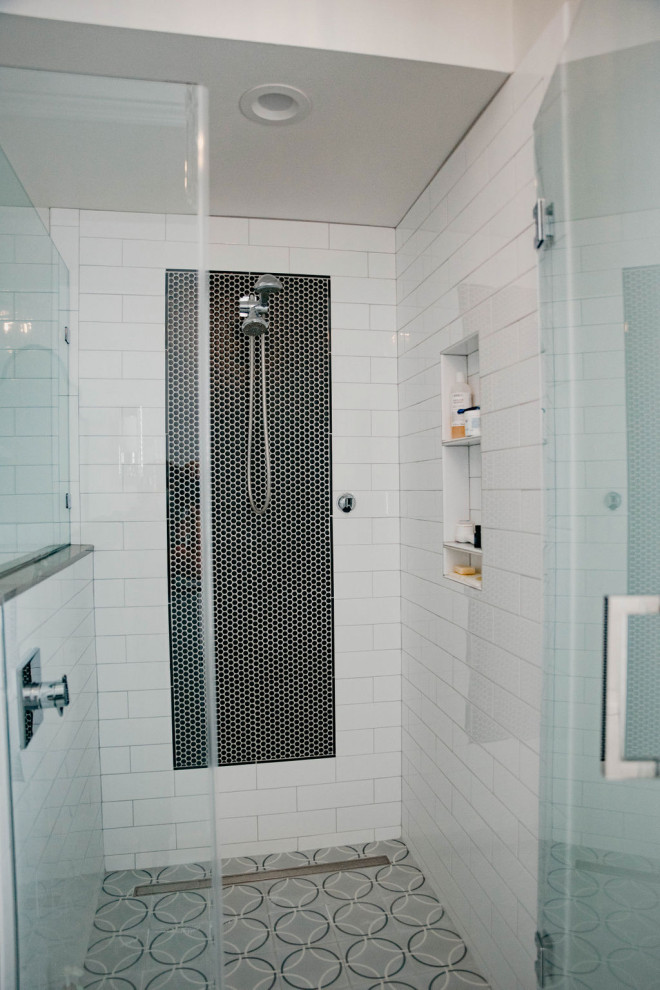 Стильный дизайн: главная ванная комната среднего размера в современном стиле с фасадами с выступающей филенкой, белыми фасадами, ванной в нише, угловым душем, унитазом-моноблоком, белой плиткой, керамической плиткой, синими стенами, полом из цементной плитки, врезной раковиной, столешницей из искусственного кварца, серым полом, душем с распашными дверями, серой столешницей, нишей, тумбой под одну раковину, встроенной тумбой и многоуровневым потолком - последний тренд