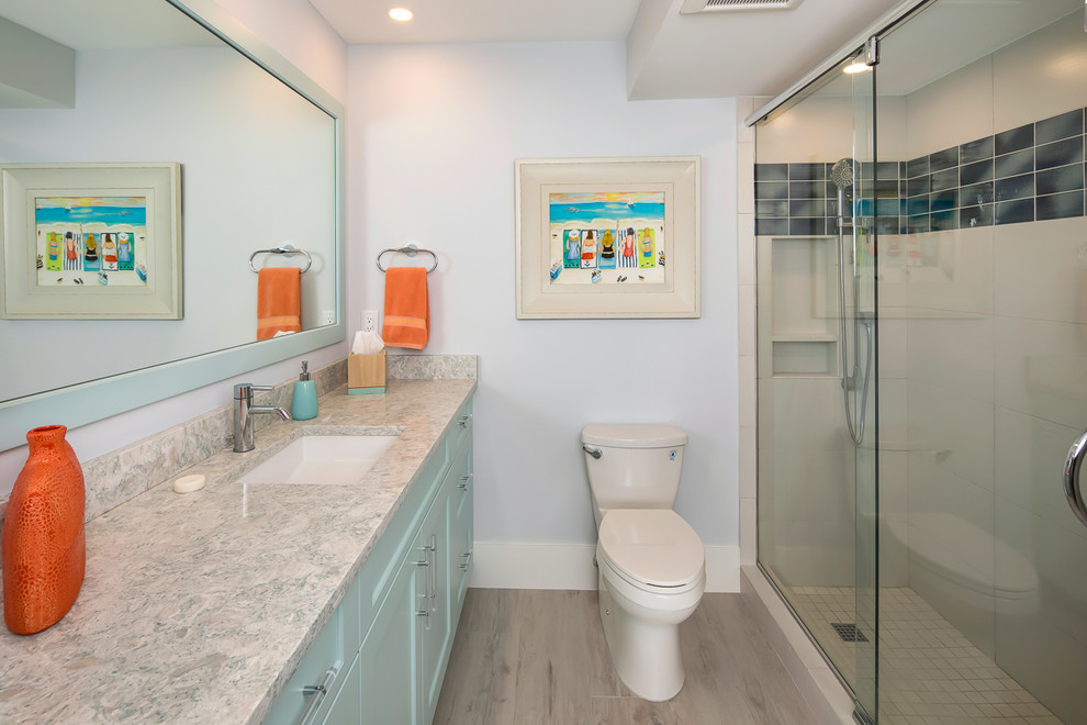 Cette photo montre une salle de bain tendance de taille moyenne avec un placard à porte shaker, des portes de placards vertess et un plan de toilette en quartz modifié.
