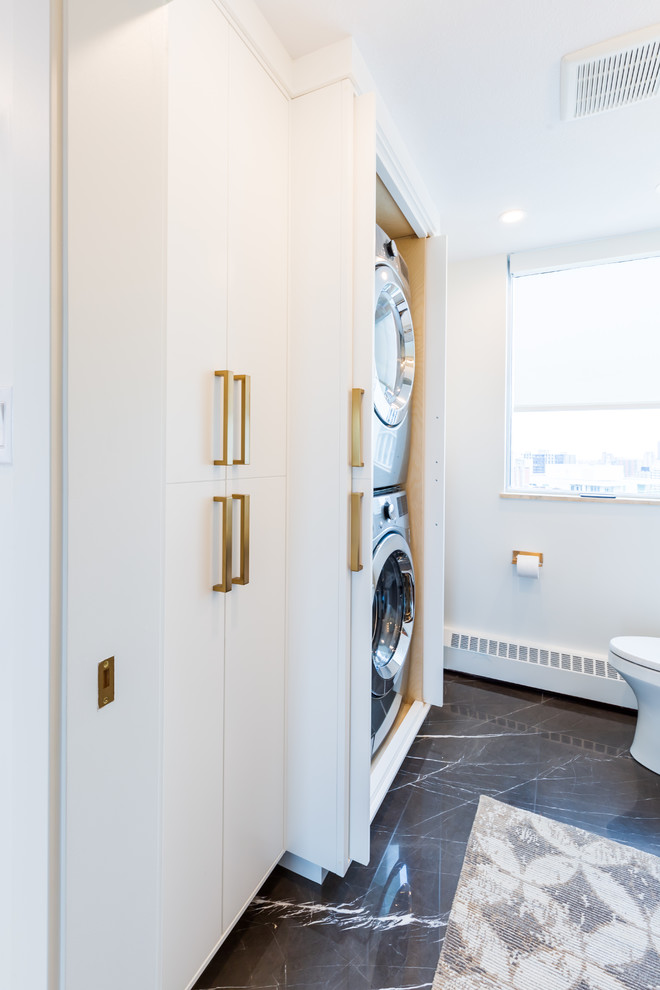 Foto di una piccola lavanderia design con pareti bianche, pavimento in marmo e pavimento nero