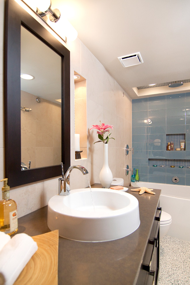 На фото: ванная комната в стиле неоклассика (современная классика) с консольной раковиной, синей плиткой и стеклянной плиткой