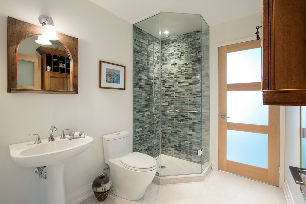 Ejemplo de cuarto de baño minimalista de tamaño medio con ducha esquinera