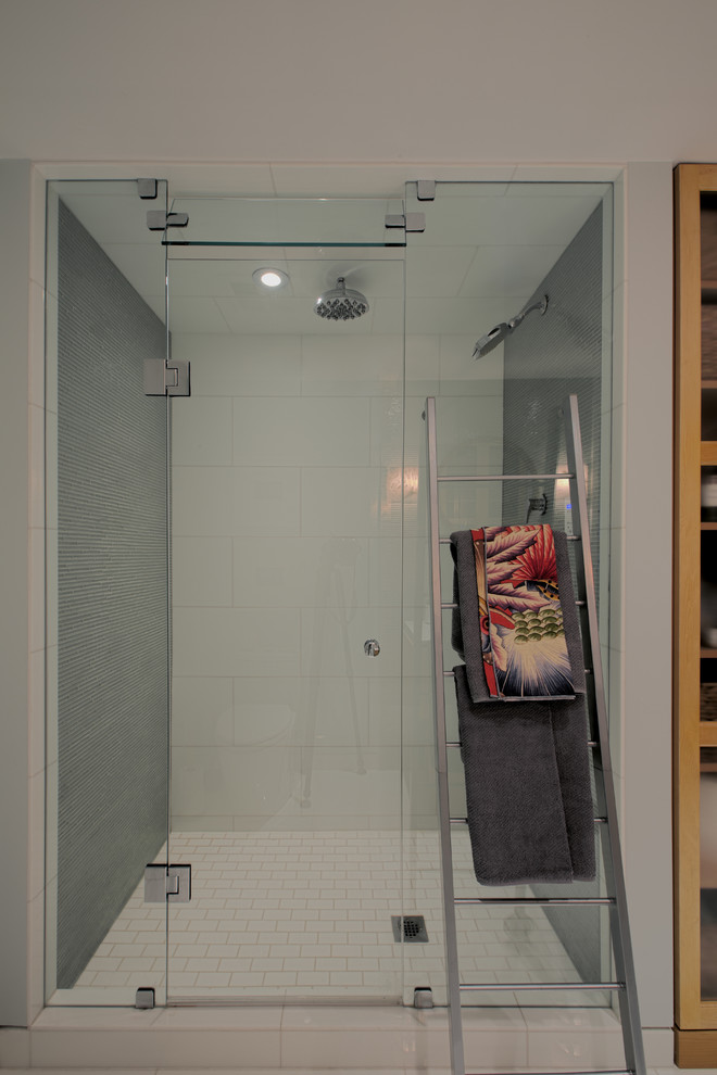 Medium sized modern ensuite bathroom in Toronto with an alcove shower.