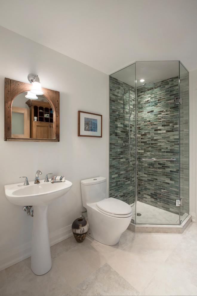 Esempio di una stanza da bagno moderna di medie dimensioni con doccia ad angolo