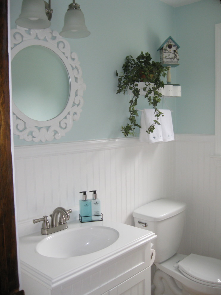 На фото: маленькая ванная комната в классическом стиле для на участке и в саду с