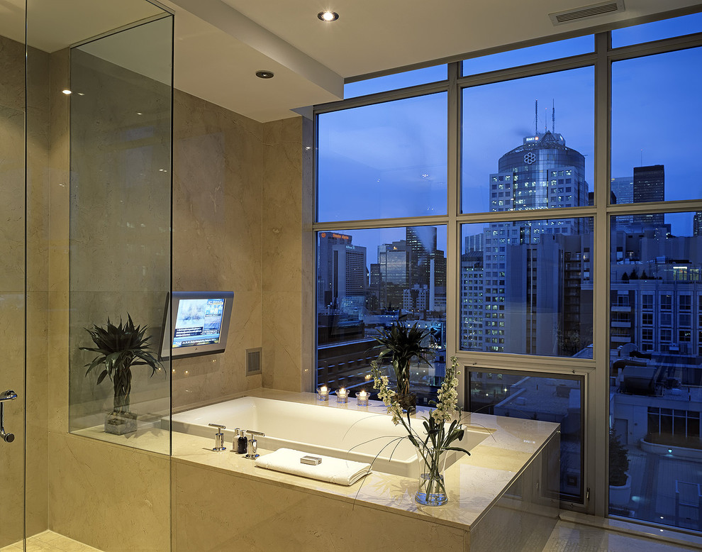 Cette photo montre une salle de bain tendance avec une baignoire posée, une douche d'angle et un carrelage beige.