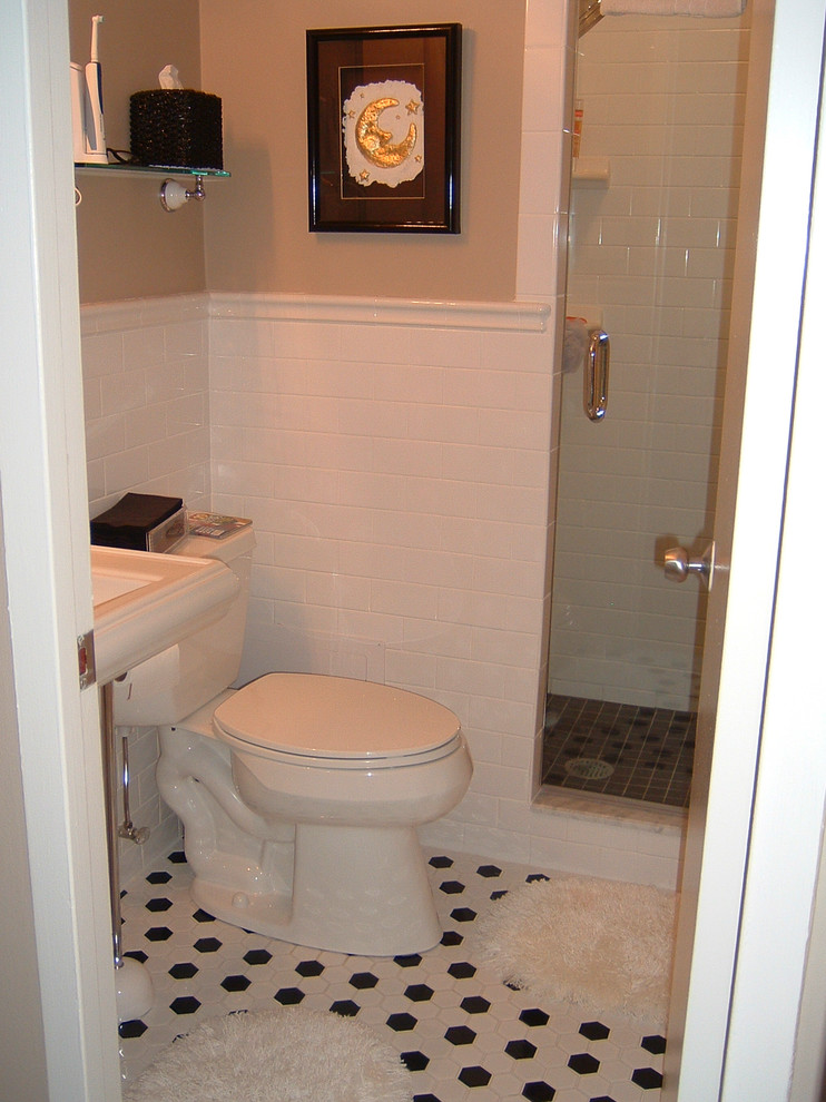 Inspiration för ett litet vintage badrum med dusch, med en dusch i en alkov, en toalettstol med hel cisternkåpa, vit kakel, keramikplattor, bruna väggar, klinkergolv i keramik, ett piedestal handfat, vitt golv och dusch med gångjärnsdörr