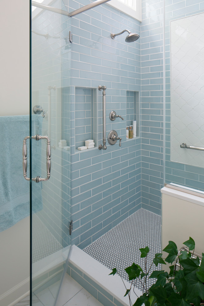 Modelo de cuarto de baño tradicional con baldosas y/o azulejos azules, baldosas y/o azulejos blancos, baldosas y/o azulejos de cemento, suelo con mosaicos de baldosas, suelo blanco, ducha con puerta con bisagras y ventanas