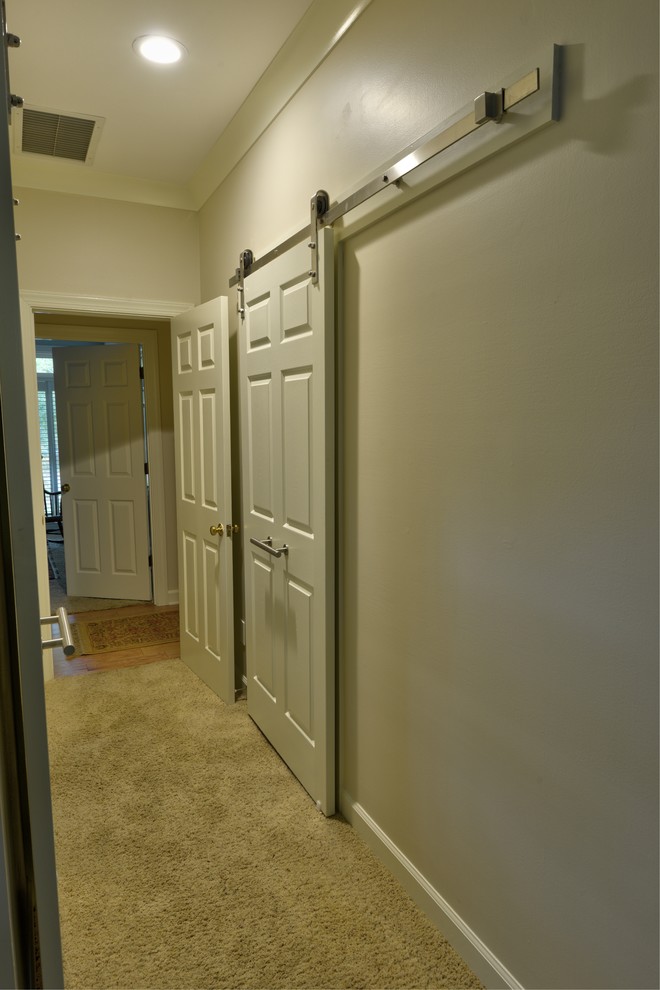 Klassisk inredning av ett litet gul gult en-suite badrum, med luckor med upphöjd panel, vita skåp, en öppen dusch, en toalettstol med separat cisternkåpa, vit kakel, keramikplattor, grå väggar, klinkergolv i porslin, ett undermonterad handfat, granitbänkskiva, vitt golv och dusch med gångjärnsdörr