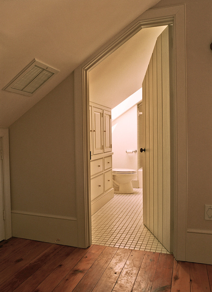 Immagine di una stanza da bagno padronale chic con ante con bugna sagomata, ante bianche, vasca ad angolo e WC monopezzo