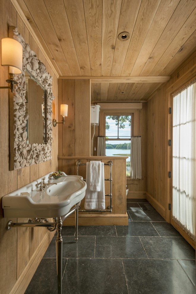 Kleines Uriges Badezimmer En Suite mit brauner Wandfarbe, Keramikboden, schwarzem Boden und Waschtischkonsole in New York