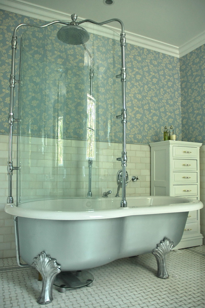 На фото: ванная комната в классическом стиле с ванной на ножках, душем над ванной и шторкой для ванной