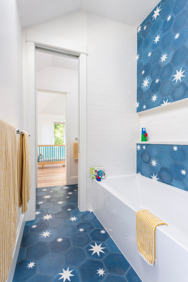 Réalisation d'une salle de bain design avec une baignoire en alcôve, un carrelage bleu, un carrelage blanc, un mur blanc et un sol bleu.