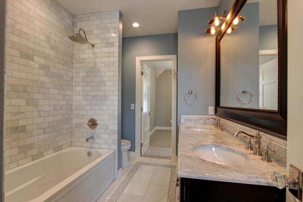 Стильный дизайн: главная ванная комната среднего размера в классическом стиле с темными деревянными фасадами, ванной в нише, душем в нише, серой плиткой, плиткой кабанчик, синими стенами, мраморным полом, врезной раковиной и мраморной столешницей - последний тренд