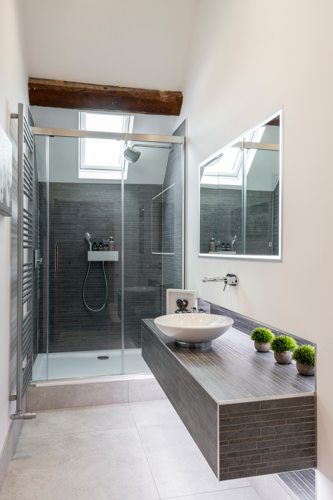 Idéer för att renovera ett litet funkis grå grått en-suite badrum, med beige väggar, klinkergolv i porslin, ett fristående handfat, kaklad bänkskiva, grått golv, dusch med skjutdörr, grå kakel och en dusch i en alkov