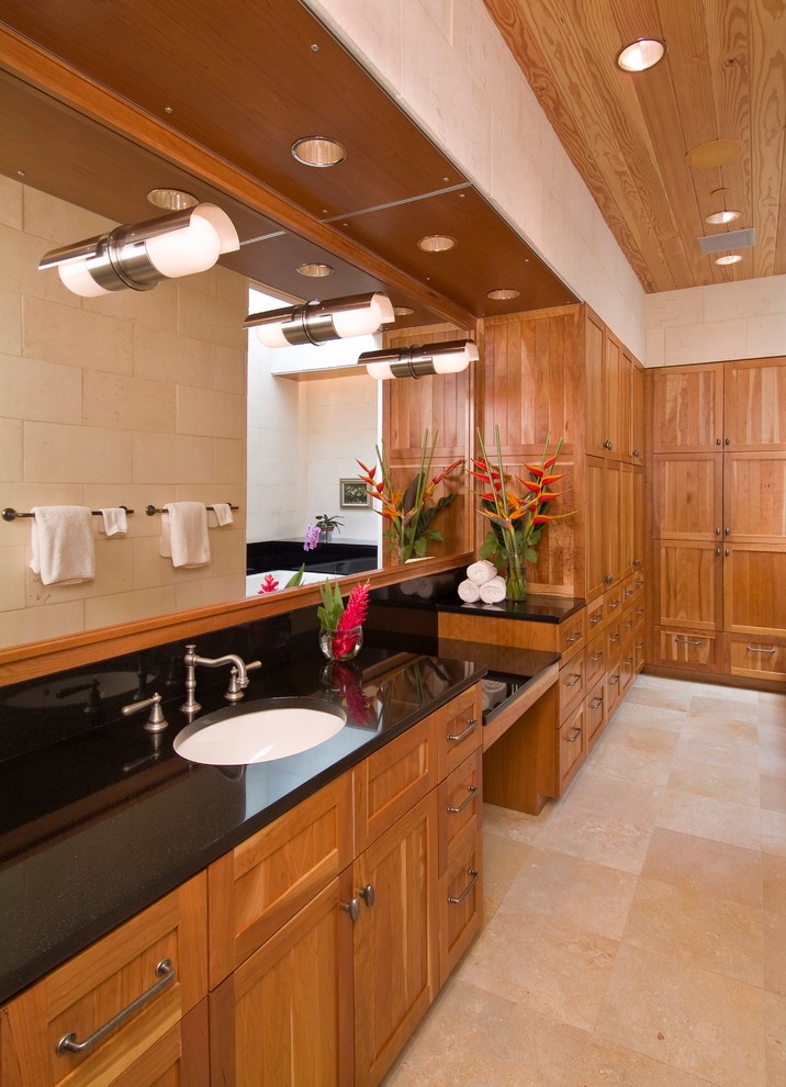 Foto di una stanza da bagno padronale stile americano di medie dimensioni con ante in stile shaker, ante in legno chiaro, pareti beige, pavimento in travertino, lavabo sottopiano e top in granito