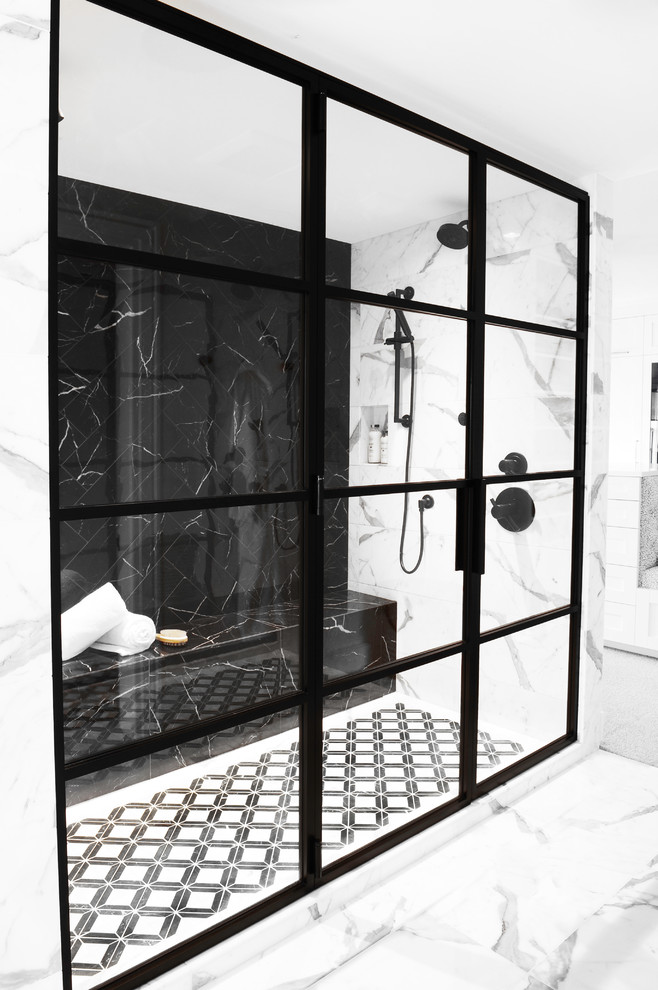 Inspiration pour une salle de bain bohème avec une baignoire indépendante, une douche double, des carreaux de porcelaine, un sol en marbre, un sol blanc et une cabine de douche à porte battante.