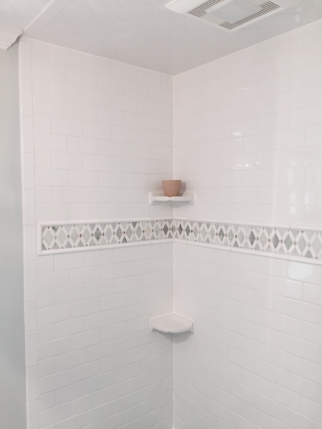 Idéer för att renovera ett mellanstort vintage en-suite badrum, med luckor med upphöjd panel, skåp i mörkt trä, ett badkar i en alkov, en dusch/badkar-kombination, en toalettstol med separat cisternkåpa, flerfärgad kakel, porslinskakel, grå väggar, klinkergolv i porslin, ett undermonterad handfat, granitbänkskiva, grått golv och dusch med duschdraperi