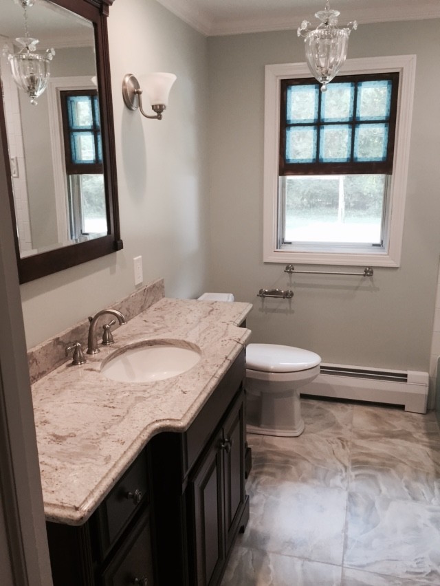 Exempel på ett mellanstort klassiskt en-suite badrum, med luckor med upphöjd panel, skåp i mörkt trä, ett badkar i en alkov, en dusch/badkar-kombination, en toalettstol med separat cisternkåpa, flerfärgad kakel, porslinskakel, grå väggar, klinkergolv i porslin, ett undermonterad handfat, granitbänkskiva, grått golv och dusch med duschdraperi