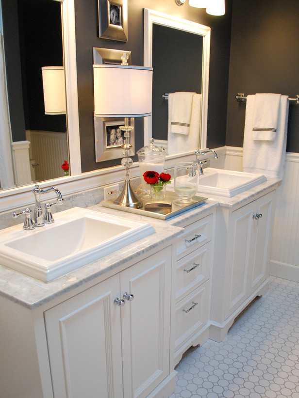 Bild på ett mellanstort vintage en-suite badrum, med luckor med infälld panel, vita skåp, svarta väggar, klinkergolv i keramik, ett nedsänkt handfat, marmorbänkskiva och vitt golv
