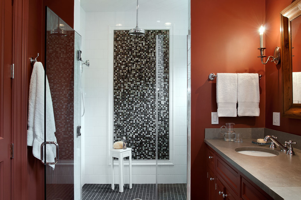 Foto di una stanza da bagno classica con lavabo sottopiano e piastrelle a mosaico