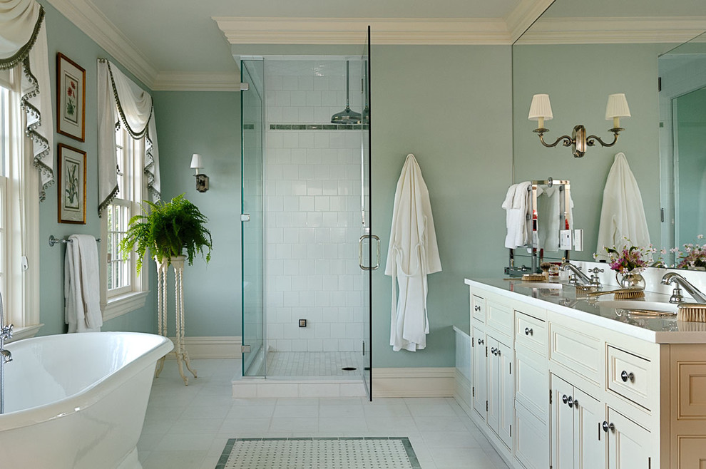 Ispirazione per una stanza da bagno tradizionale con lavabo sottopiano e vasca freestanding