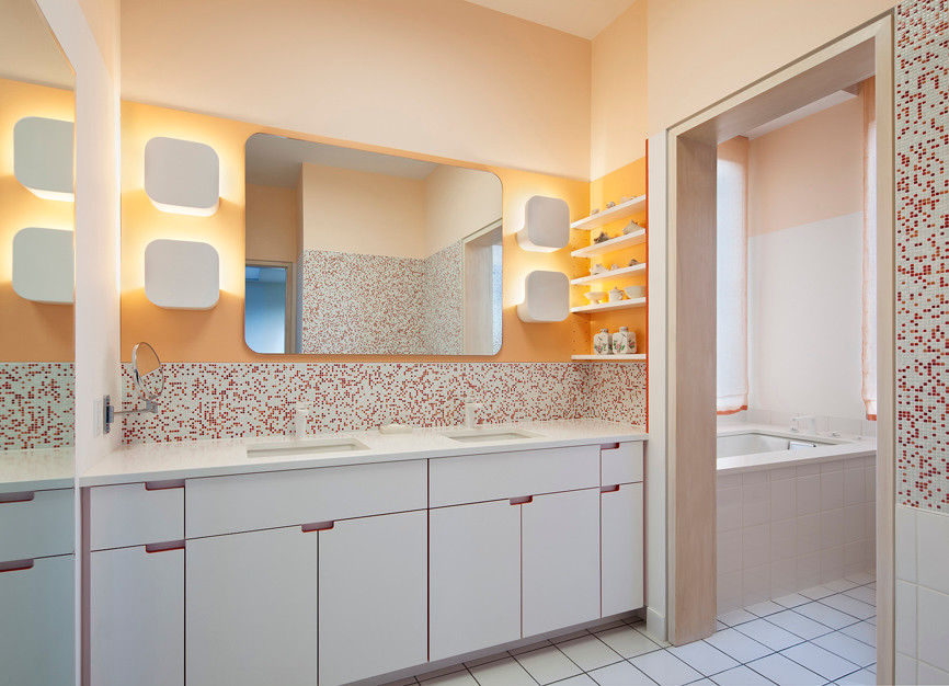 Inredning av ett modernt mellanstort badrum med dusch, med släta luckor, vita skåp, ett platsbyggt badkar, en öppen dusch, en toalettstol med hel cisternkåpa, vit kakel, mosaik, orange väggar, klinkergolv i keramik, ett nedsänkt handfat, bänkskiva i akrylsten, vitt golv och med dusch som är öppen