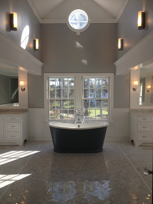 Diseño de cuarto de baño principal clásico renovado extra grande con armarios estilo shaker, puertas de armario blancas, bañera exenta, encimera de granito, ducha esquinera, lavabo bajoencimera, paredes grises y suelo con mosaicos de baldosas