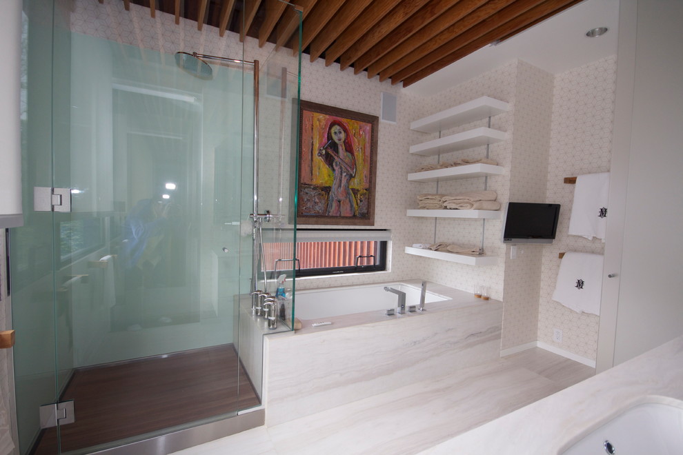 Источник вдохновения для домашнего уюта: большая главная ванная комната в современном стиле с полновстраиваемой ванной, угловым душем, белыми стенами, врезной раковиной, бежевой плиткой, светлым паркетным полом, столешницей из известняка, бежевым полом, душем с распашными дверями, открытыми фасадами и белыми фасадами