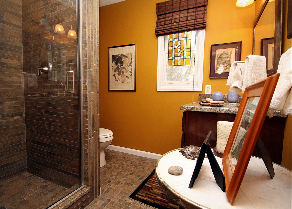 ニューヨークにあるお手頃価格の小さなトラディショナルスタイルのおしゃれな浴室 (インセット扉のキャビネット、濃色木目調キャビネット、御影石の洗面台、アルコーブ型シャワー、分離型トイレ、グレーのタイル、石タイル、黄色い壁、スレートの床) の写真