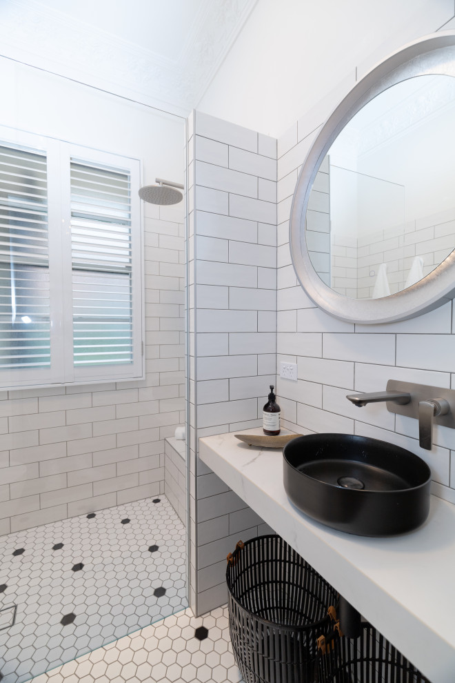 Idéer för ett litet modernt vit badrum med dusch, med en kantlös dusch, vit kakel, porslinskakel, vita väggar, klinkergolv i porslin, ett fristående handfat, kaklad bänkskiva och vitt golv