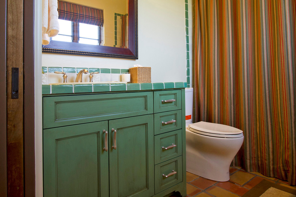 Idées déco pour une salle de bain craftsman en bois vieilli de taille moyenne avec un placard à porte shaker, un plan de toilette en carrelage, une baignoire en alcôve, un combiné douche/baignoire, WC séparés, un carrelage beige, un mur beige et tomettes au sol.