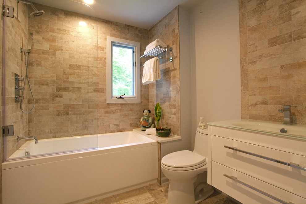 Идея дизайна: главная ванная комната среднего размера в современном стиле с плоскими фасадами, белыми фасадами, душем над ванной, унитазом-моноблоком, бежевой плиткой, каменной плиткой, бежевыми стенами, полом из известняка, накладной раковиной, стеклянной столешницей, ванной в нише, бежевым полом и открытым душем