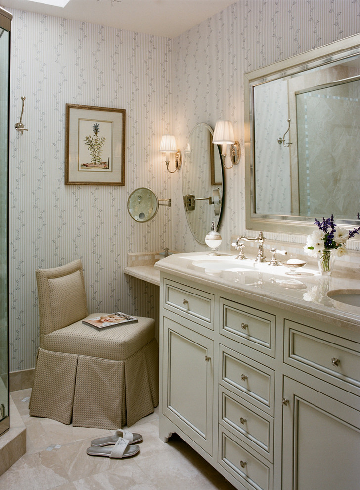 Свежая идея для дизайна: главная ванная комната среднего размера в стиле шебби-шик с фасадами с утопленной филенкой, белыми фасадами, душем в нише, унитазом-моноблоком, белыми стенами, мраморным полом, врезной раковиной и мраморной столешницей - отличное фото интерьера