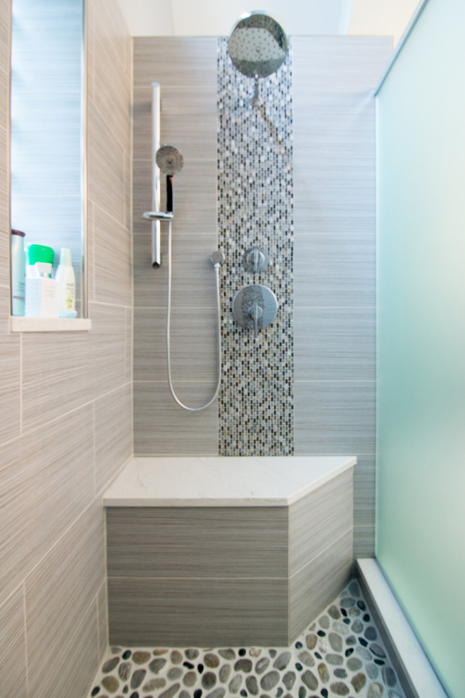 Свежая идея для дизайна: большая главная ванная комната в современном стиле с стеклянными фасадами, темными деревянными фасадами, отдельно стоящей ванной, двойным душем, биде, разноцветной плиткой, галечной плиткой, серыми стенами, полом из керамогранита, настольной раковиной и столешницей из искусственного кварца - отличное фото интерьера
