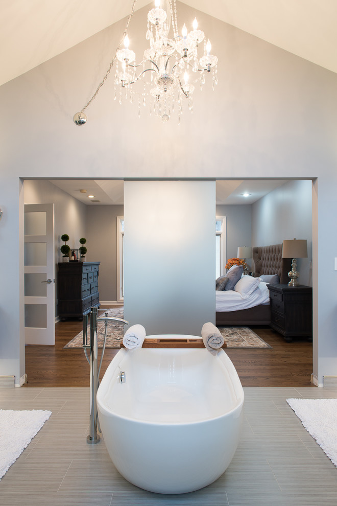 Пример оригинального дизайна: большая главная ванная комната в современном стиле с стеклянными фасадами, темными деревянными фасадами, отдельно стоящей ванной, двойным душем, биде, серой плиткой, галечной плиткой, серыми стенами, полом из керамогранита, настольной раковиной и столешницей из искусственного кварца