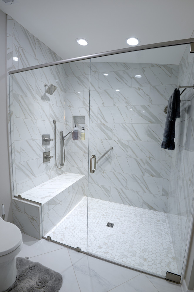 Свежая идея для дизайна: большая главная ванная комната в стиле модернизм с открытым душем, раздельным унитазом, белой плиткой, мраморной плиткой, разноцветными стенами, мраморным полом, мраморной столешницей, белым полом и душем с распашными дверями - отличное фото интерьера
