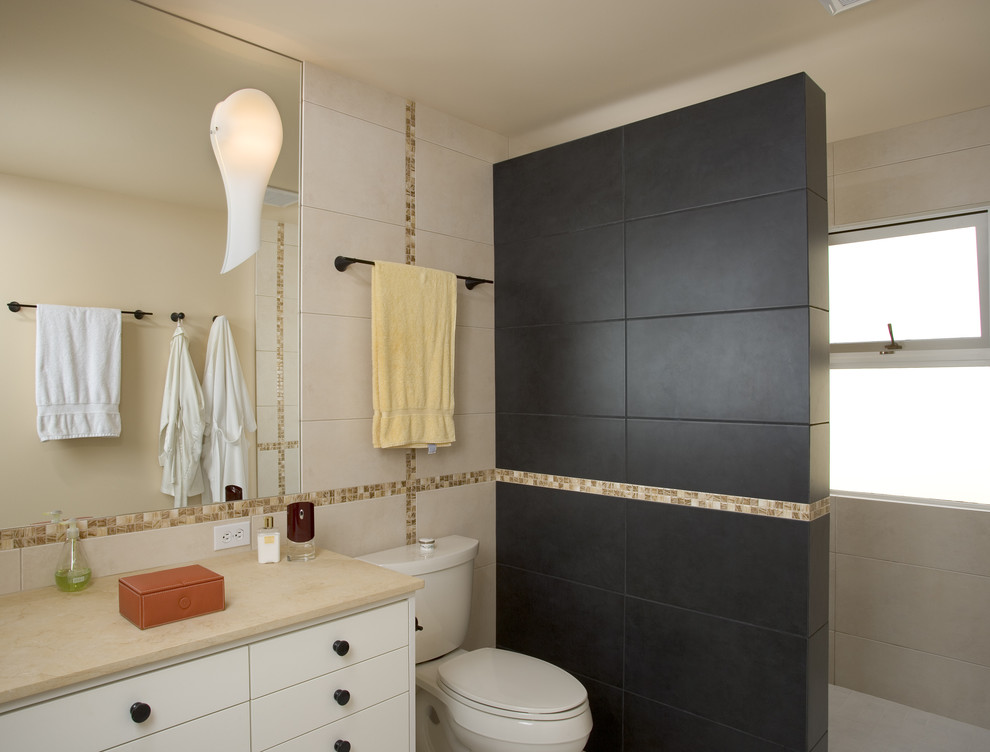 Источник вдохновения для домашнего уюта: ванная комната в средиземноморском стиле с плоскими фасадами, белыми фасадами, открытым душем, бежевой плиткой и открытым душем