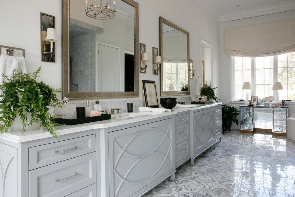Idee per una grande stanza da bagno padronale classica con top in marmo