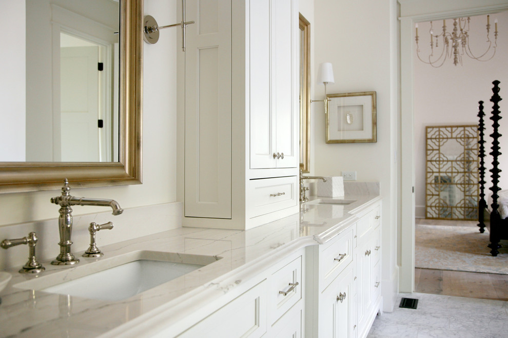 Пример оригинального дизайна: огромная главная ванная комната в классическом стиле с врезной раковиной, мраморной столешницей, желтыми стенами, мраморным полом и белыми фасадами