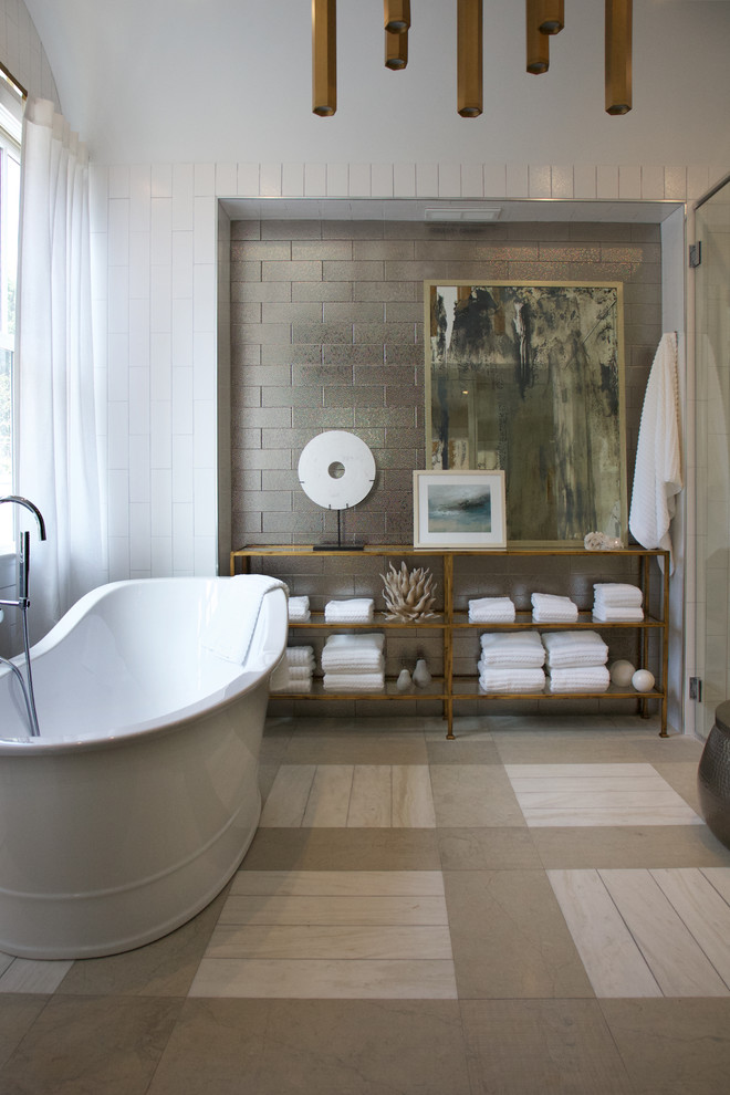 Свежая идея для дизайна: огромная главная ванная комната в морском стиле с отдельно стоящей ванной, белыми стенами, бежевым полом, фасадами цвета дерева среднего тона, металлической плиткой и душем без бортиков - отличное фото интерьера